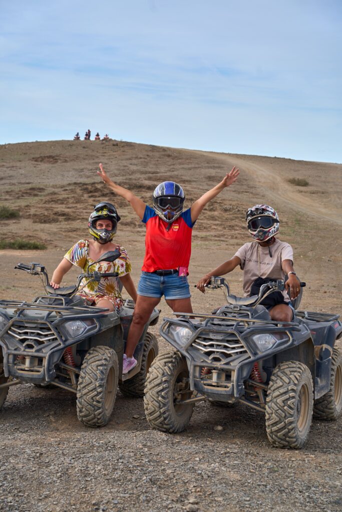 Group of friends riding ATVs and enjoying an adventurous day in Marruecos.